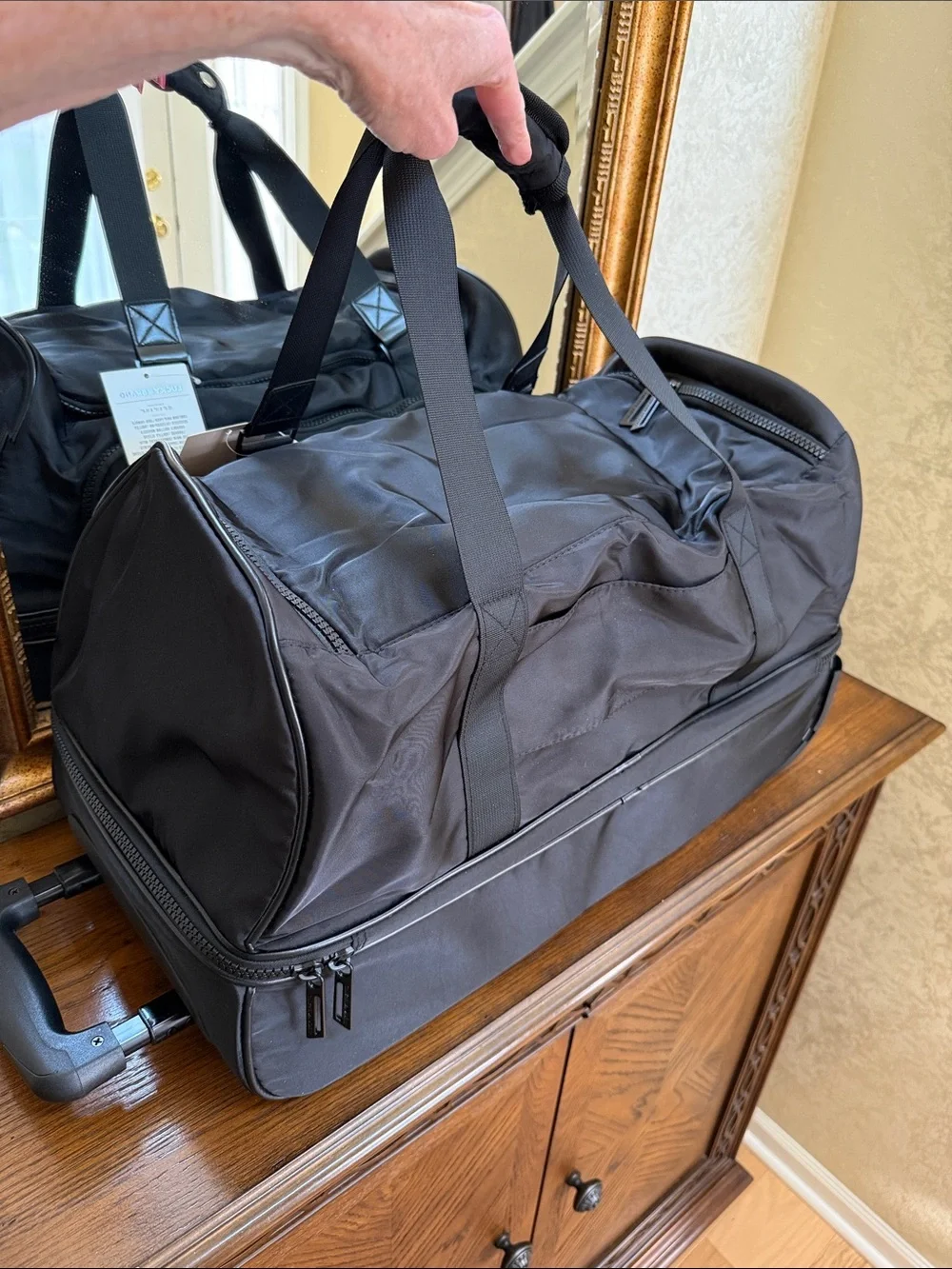Lucky Brand Black Men's rolling Duffel w/ telescopic handle. Multiple zip areas.